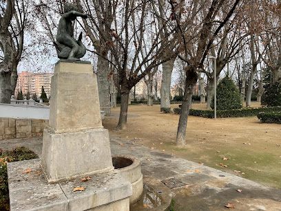 Escultura niño con pato del escultor Cortijo