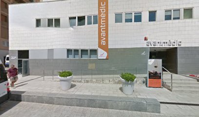 Dra. Encarna Carreño Hernández, Cirujano plástico